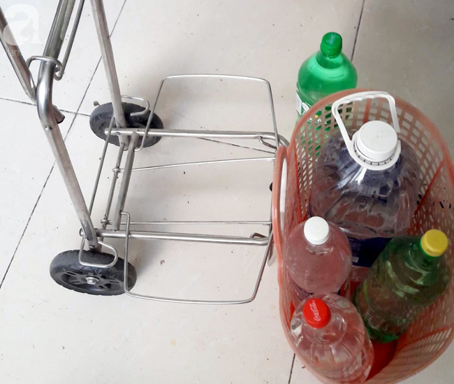 Hà Nội: Gần 10.000 cư dân bức xúc khi phải chờ đợi xách từng xô nước trong 3 ngày liên tiếp