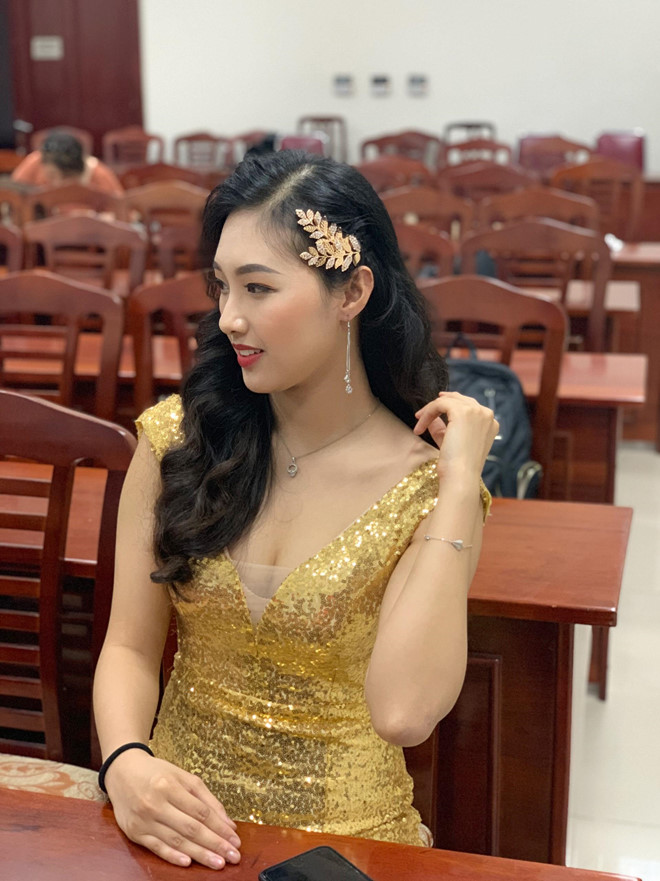 Hoa khôi Học viện Ngân hàng ngại đi giày cao gót vì cao 1,73 m