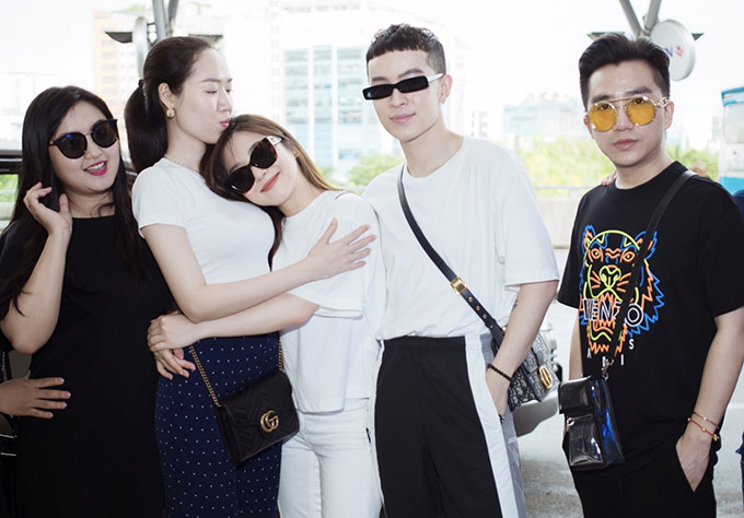 Hương Tràm tạm biệt bố mẹ và fan ở sân bay