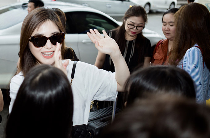Hương Tràm tạm biệt bố mẹ và fan ở sân bay