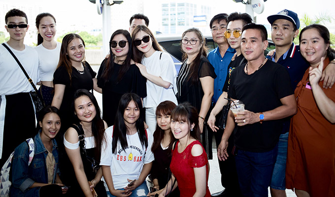 Hương Tràm tạm biệt bố mẹ và fan ở sân bay