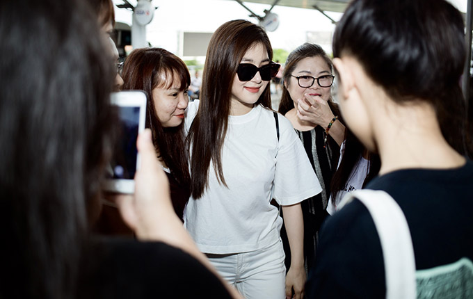 Hương Tràm tạm biệt bố mẹ và fan ở sân bay