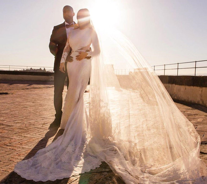 Vợ chồng Kim Kardashian tung ảnh kỷ niệm 5 năm ngày cưới