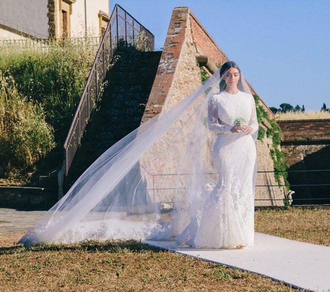 Vợ chồng Kim Kardashian tung ảnh kỷ niệm 5 năm ngày cưới