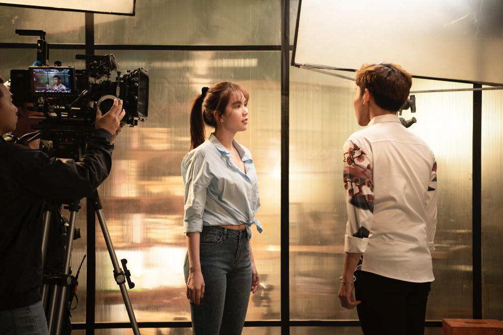 Vừa trở về từ Cannes, Ngọc Trinh gây choáng với hình ảnh đả nữ bầm dập trên phim trường