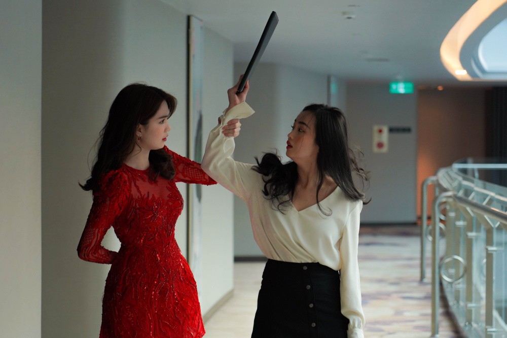 Vừa trở về từ Cannes, Ngọc Trinh gây choáng với hình ảnh đả nữ bầm dập trên phim trường