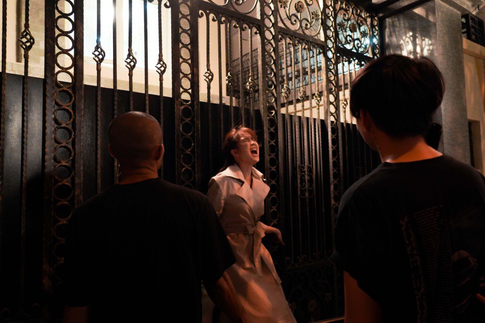 Vừa trở về từ Cannes, Ngọc Trinh gây choáng với hình ảnh đả nữ bầm dập trên phim trường