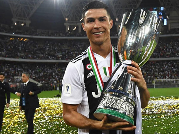 ‘Ronaldo dám gạt cái tôi vì tập thể, Messi ngày càng ích kỷ’