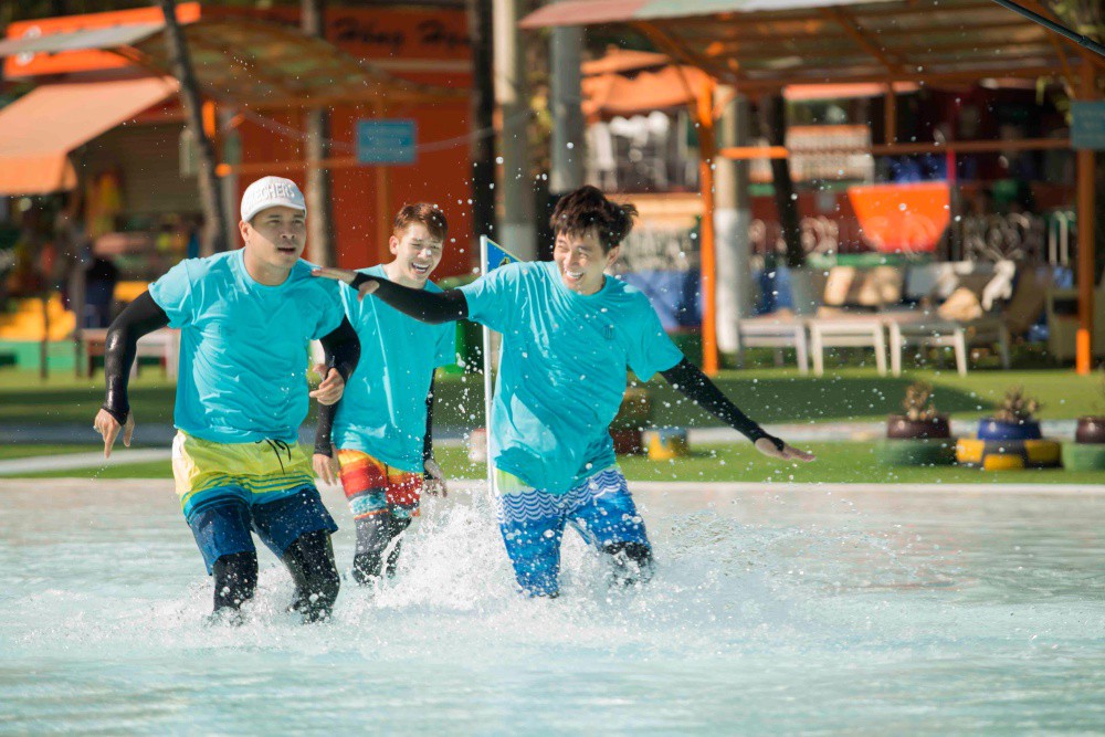 Running Man: Không thể tưởng tượng được cảnh Trấn Thành bơi đến... tụt quần, tỉnh bơ mặc lại nhưng lại là quần trái!