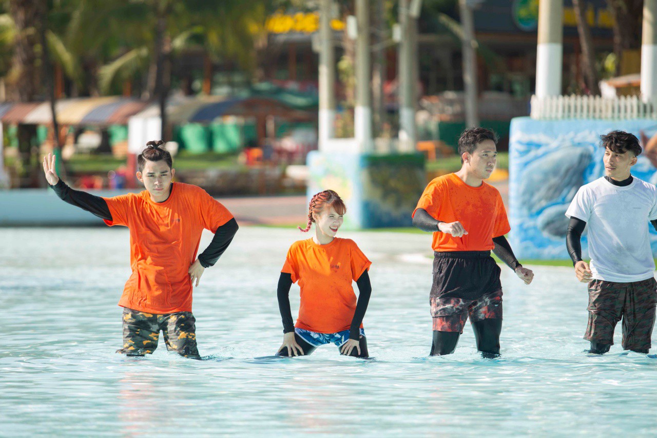 Running Man: Không thể tưởng tượng được cảnh Trấn Thành bơi đến... tụt quần, tỉnh bơ mặc lại nhưng lại là quần trái! - 2 Running Man: Không thể tưởng tượng được cảnh Trấn Thành bơi đến... tụt quần, tỉnh bơ mặc lại nhưng lại là quần trái! - 2