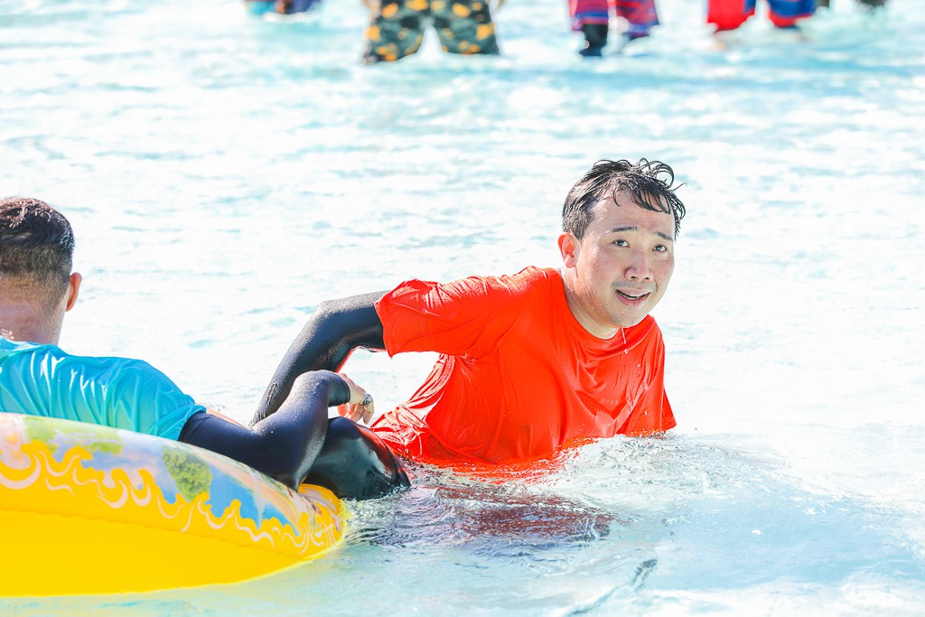Running Man: Không thể tưởng tượng được cảnh Trấn Thành bơi đến... tụt quần, tỉnh bơ mặc lại nhưng lại là quần trái! - 8 Running Man: Không thể tưởng tượng được cảnh Trấn Thành bơi đến... tụt quần, tỉnh bơ mặc lại nhưng lại là quần trái! - 8