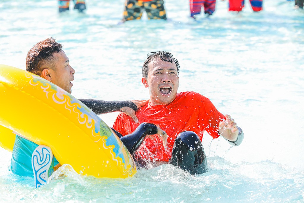 Running Man: Không thể tưởng tượng được cảnh Trấn Thành bơi đến... tụt quần, tỉnh bơ mặc lại nhưng lại là quần trái!