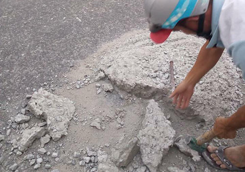 Người thợ đục khối bê tông trên quốc lộ 1A vì lo tai nạn