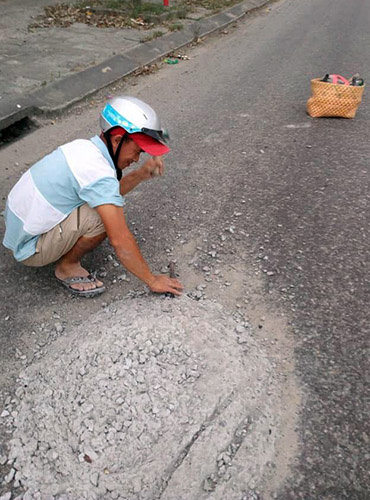 Người thợ đục khối bê tông trên quốc lộ 1A vì lo tai nạn