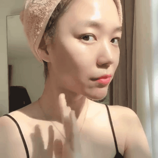 Mùa hè, chị em thường coi nhẹ bước skincare này nhưng ngờ đâu càng khiến da bóng dầu, nổi mụn và nhanh lão hóa