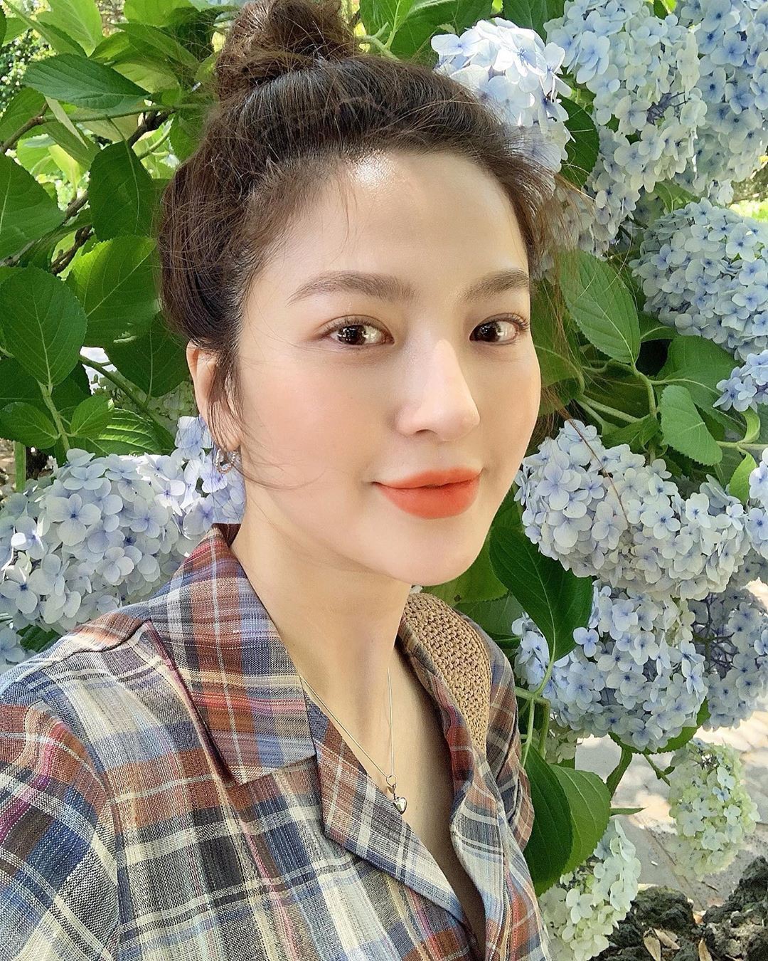 Mùa hè, chị em thường coi nhẹ bước skincare này nhưng ngờ đâu càng khiến da bóng dầu, nổi mụn và nhanh lão hóa