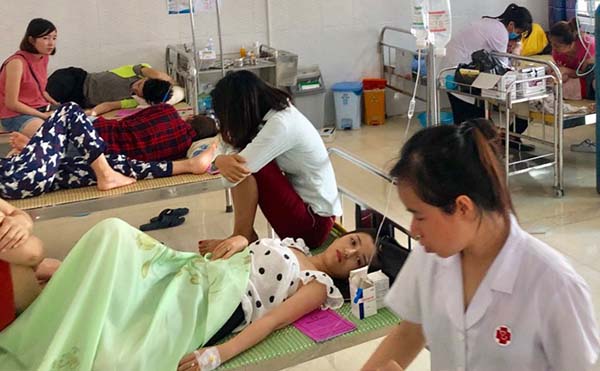 Hơn 50 du khách đi cấp cứu sau bữa ăn hải sản