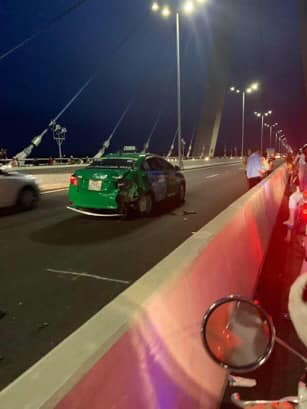 Thanh niên chụp ảnh đứng trên cầu cùng dòng chia sẻ ẩn ý rồi lao thẳng vào làn ô tô gây tai nạn