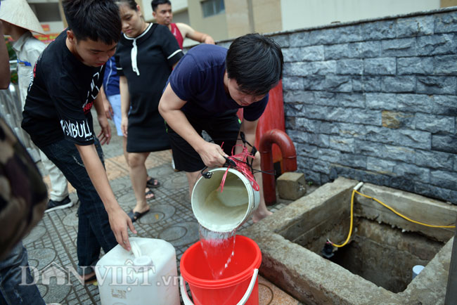 Video ảnh Hà Nội: Hàng nghìn người nhiều ngày vạ vật xếp hàng xách nước