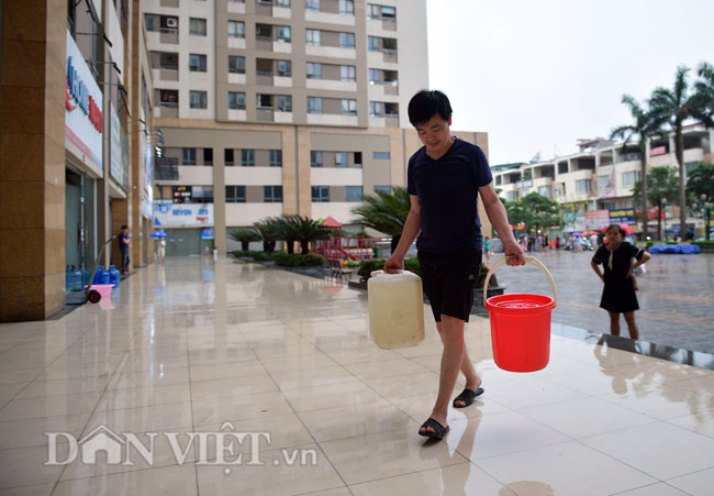 Video ảnh Hà Nội: Hàng nghìn người nhiều ngày vạ vật xếp hàng xách nước