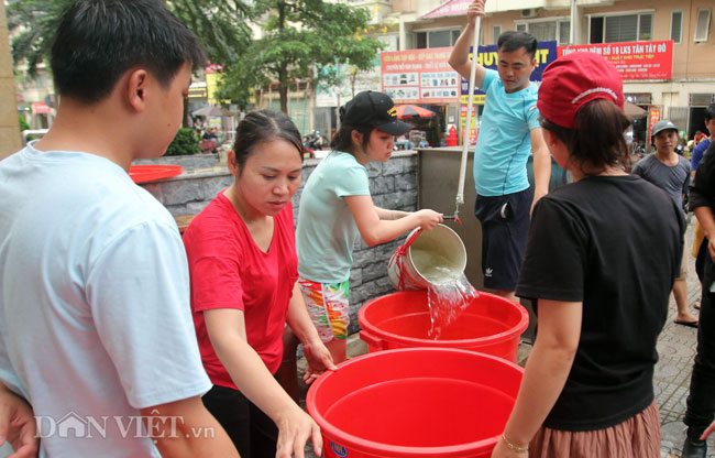 Video ảnh Hà Nội: Hàng nghìn người nhiều ngày vạ vật xếp hàng xách nước