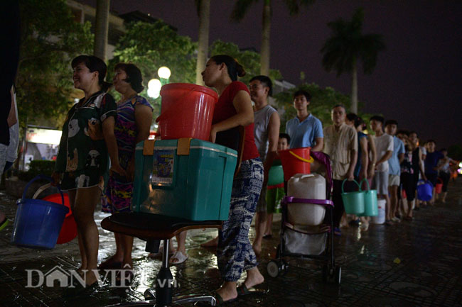 Video ảnh Hà Nội: Hàng nghìn người nhiều ngày vạ vật xếp hàng xách nước