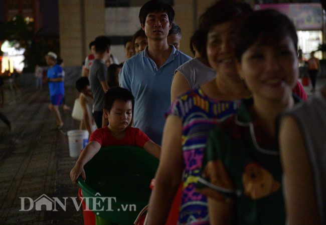 Video ảnh Hà Nội: Hàng nghìn người nhiều ngày vạ vật xếp hàng xách nước