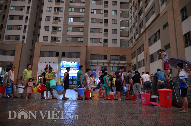 Video ảnh Hà Nội: Hàng nghìn người nhiều ngày vạ vật xếp hàng xách nước