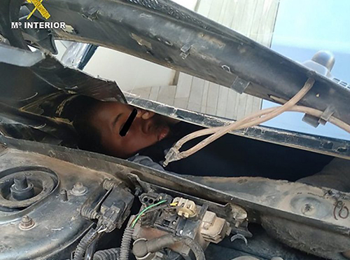 Hai người trốn trong khoang máy ôtô để nhập cảnh trái phép