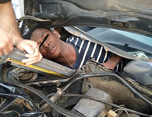 Hai người trốn trong khoang máy ôtô để nhập cảnh trái phép