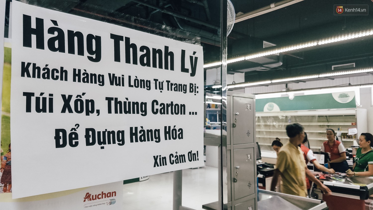 Siêu thị Auchan những ngày cuối cùng ở Việt Nam: Hàng hoá được gom lại một chỗ, không còn cảnh chen lấn
