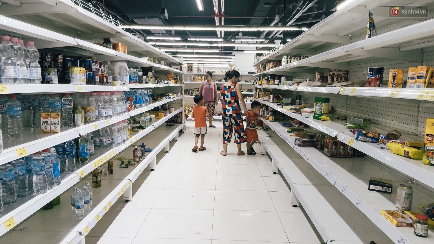 Siêu thị Auchan những ngày cuối cùng ở Việt Nam: Hàng hoá được gom lại một chỗ, không còn cảnh chen lấn