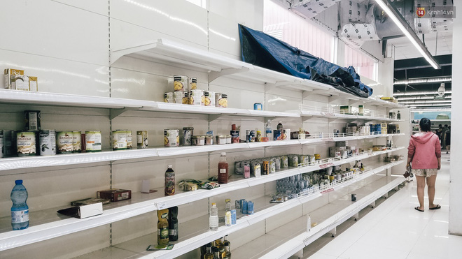 Siêu thị Auchan những ngày cuối cùng ở Việt Nam: Hàng hoá được gom lại một chỗ, không còn cảnh chen lấn