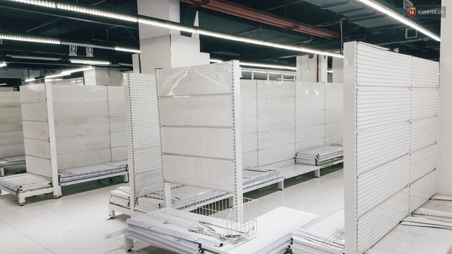 Siêu thị Auchan những ngày cuối cùng ở Việt Nam: Hàng hoá được gom lại một chỗ, không còn cảnh chen lấn