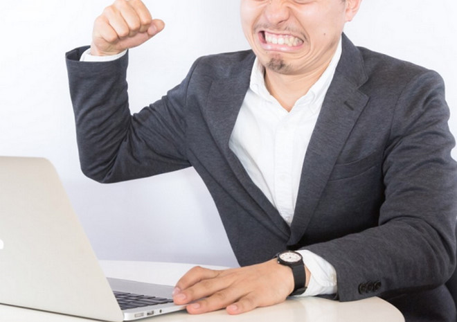 Bị vợ dìm hàng trên mạng suốt 6 tháng mà không hay biết