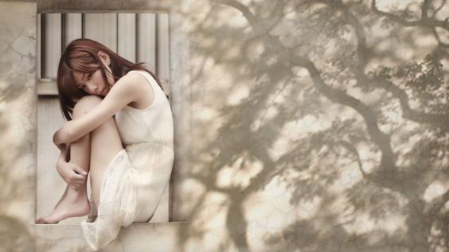 Chọn anh chàng hào phóng rút ví nhanh như chớp, cô gái vẫn nhận về một anh chồng phiên bản lỗi