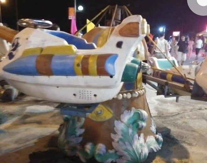 Bế con chơi trò máy bay ở công viên, ông bố bị điện giật gục tại chỗ