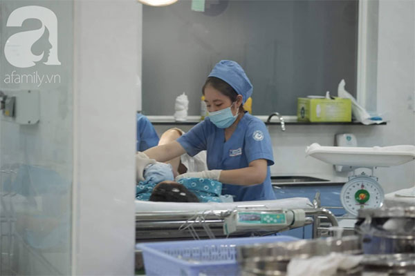 Mang bệnh đe dọa tính mạng 2 đứa con trong bụng, mẹ lặng người nằm nghe 20 bác sĩ mổ cứu con ở tuần thai thứ 34