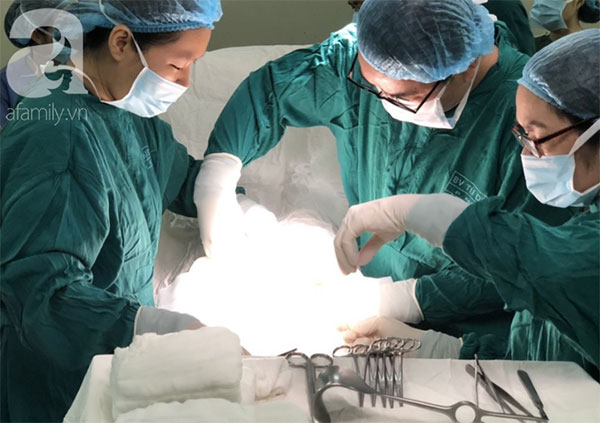 Mang bệnh đe dọa tính mạng 2 đứa con trong bụng, mẹ lặng người nằm nghe 20 bác sĩ mổ cứu con ở tuần thai thứ 34