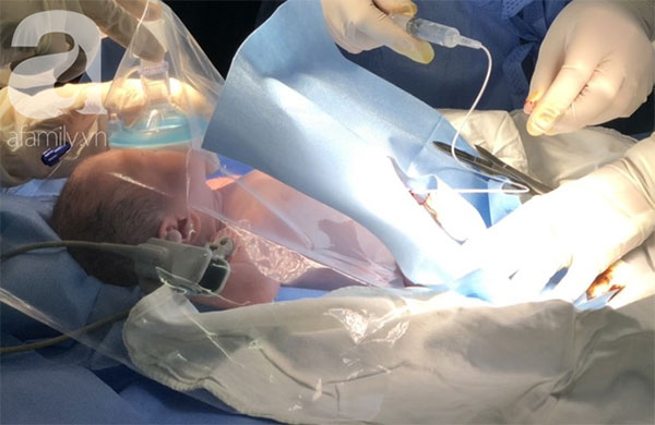 Mang bệnh đe dọa tính mạng 2 đứa con trong bụng, mẹ lặng người nằm nghe 20 bác sĩ mổ cứu con ở tuần thai thứ 34