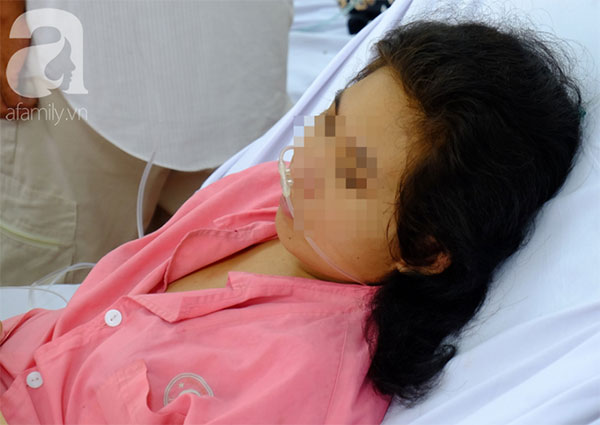 Mang bệnh đe dọa tính mạng 2 đứa con trong bụng, mẹ lặng người nằm nghe 20 bác sĩ mổ cứu con ở tuần thai thứ 34