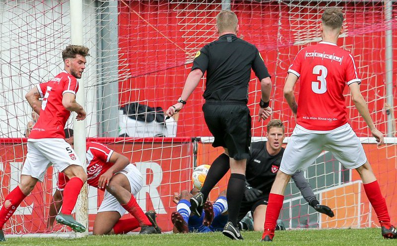 Hài hước: Trọng tài tại Hà Lan ghi bàn và tự... công nhận bàn thắng của mình