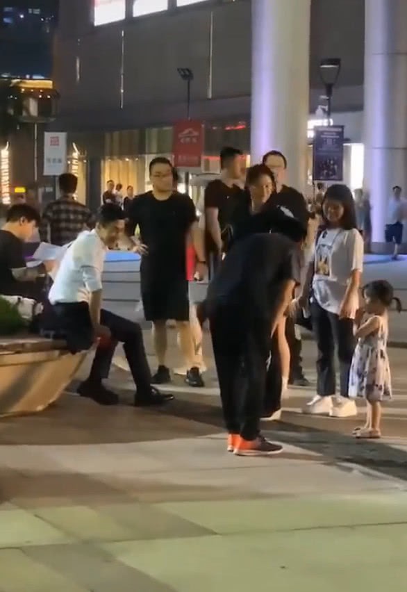 Chỉ bằng 1 chia sẻ nhỏ về con gái, Lưu Khải Uy được tán tụng là ông chồng tuyệt vời còn Dương Mịch bị chê tơi bời