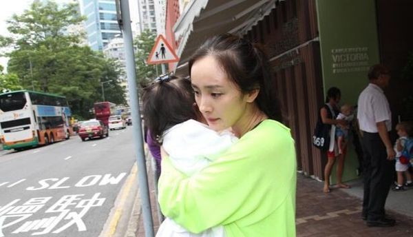 Chỉ bằng 1 chia sẻ nhỏ về con gái, Lưu Khải Uy được tán tụng là ông chồng tuyệt vời còn Dương Mịch bị chê tơi bời