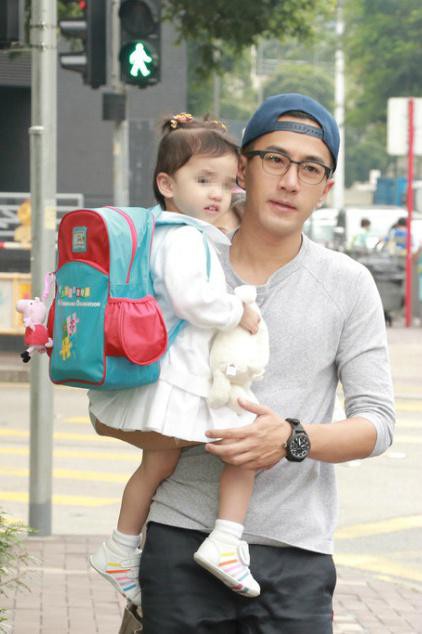 Chỉ bằng 1 chia sẻ nhỏ về con gái, Lưu Khải Uy được tán tụng là ông chồng tuyệt vời còn Dương Mịch bị chê tơi bời