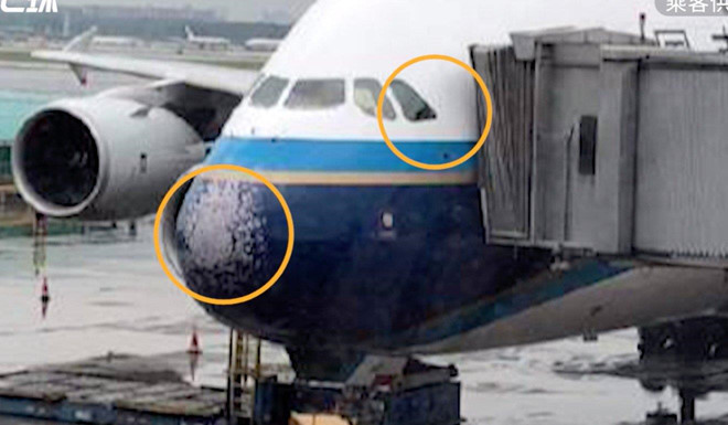 Máy bay Trung Quốc vỡ kính, bầm dập mũi vì mưa đá