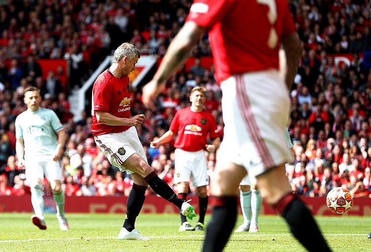 Huyền thoại MU đè bẹp Bayern: Solskjaer thể hiện bản năng sát thủ, Beckham solo ghi bàn tuyệt đỉnh