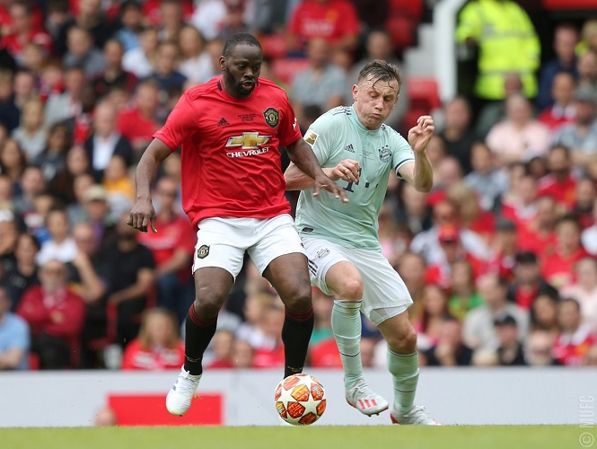 Huyền thoại MU đè bẹp Bayern: Solskjaer thể hiện bản năng sát thủ, Beckham solo ghi bàn tuyệt đỉnh