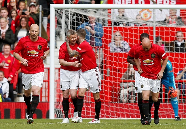 Huyền thoại MU đè bẹp Bayern: Solskjaer thể hiện bản năng sát thủ, Beckham solo ghi bàn tuyệt đỉnh