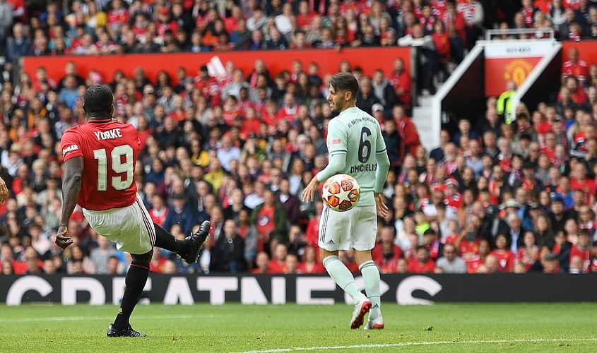 Huyền thoại MU đè bẹp Bayern: Solskjaer thể hiện bản năng sát thủ, Beckham solo ghi bàn tuyệt đỉnh